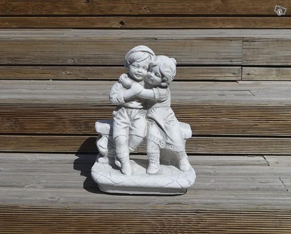 Tyttö ja poika patsas, istuvat penkillä, betonipatsas