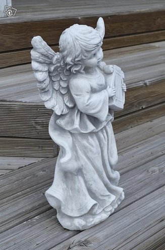 enkeli ja harppu, Betonipatsas, kuvattu sivulta