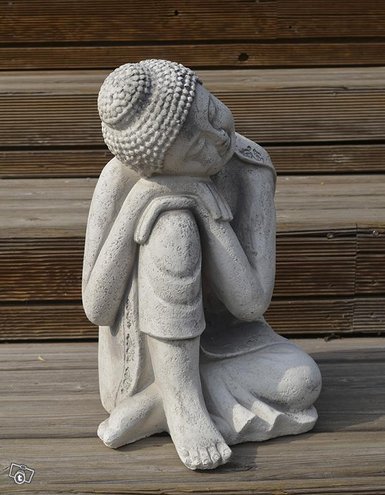 Buddhapatsas Amitabha, betonipatsas, kuvattu edestä