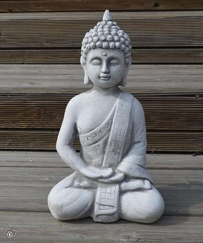 Meditoiva Amitabha Buddhapatsas, betonipatsas, kuvattu edestä