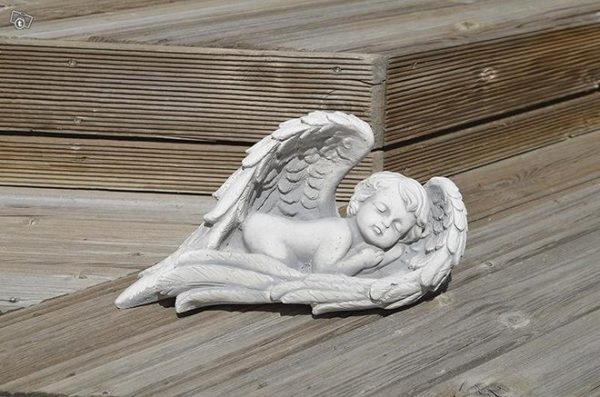 enkeli enkeli siipien suojassa, betonipatsas, poika nukkuu