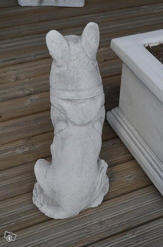 Saksanpaimenkoira patsas, betonipatsas, kuvattu takaa
