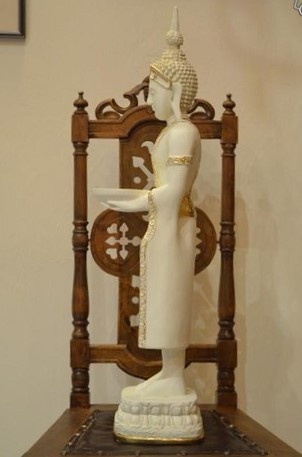Buddhapatsas, sivulta tuolilla