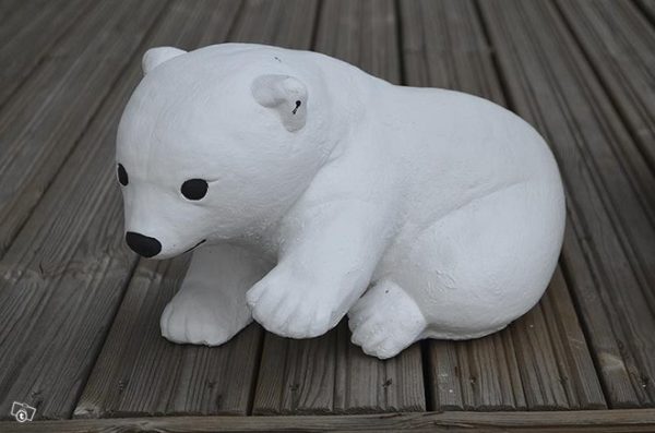 Jääkarhunpentu patsas, betonipatsas, kuvattu edestä