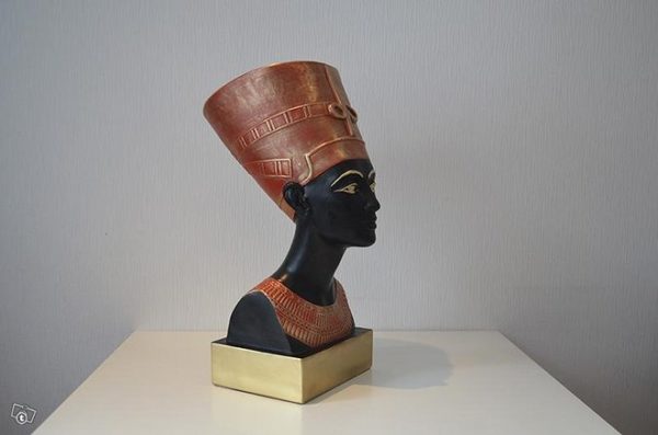 Nefertiti patsas, Egyptiläinen patsas, kuvattuna sivusta
