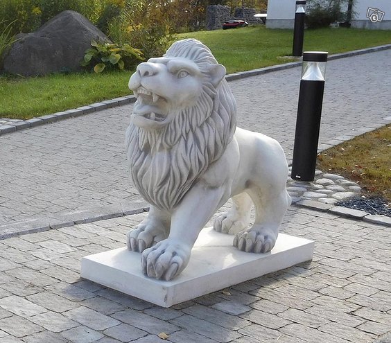 Leijonapatsas, betonipatsas jalustalla, kuvattu edestä