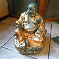 Buddhapatsas, istuva, hymyilevä