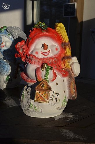 Lumiukko ja luuta patsas, punaisella nenällä