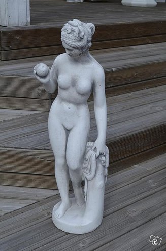Naispatsas Eeva, kuvattu edestä, betonipatsas