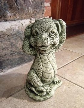 Baby Dragon patsas, betonipatsas