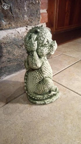 Baby Dragon patsas, betonipatsas, parvekkeelle