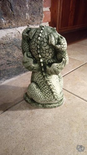 Baby Dragon patsas, betonipatsas, terassille