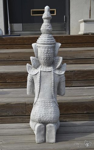 Buddhapatsas, betonipatsas, naispatsas, kuvattu takaa