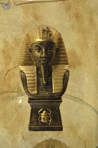Faarao patsas, läheltä