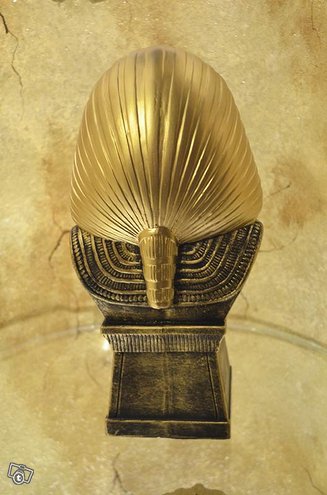Faarao patsas, takaapäin