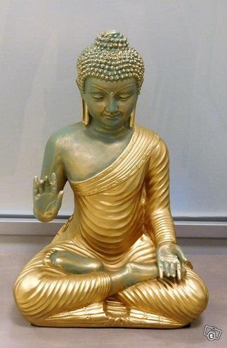 Buddhapatsas, kullattu asu kuvattu edestä