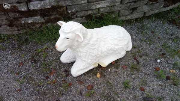 Lammaspatsas, makaava lammas, pihalla