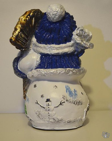 Lumiukko ja luuta patsas, kuvattu takaa