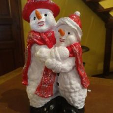 Lumiukko ja eukko patsas, kuvattu edestä