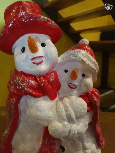 Lumiukko ja eukko patsas, kuvattu läheltä