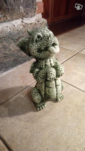 Baby Dragon patsas, betonipatsas, näyttää kieltä