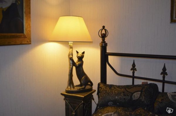 Valaisinpatsas, kissavalaisin, kuvattu makuuhuoneessa