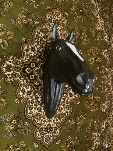 Hevosen pää patsas, luonnollisen kokoinen, musta ja kuvattu edestä