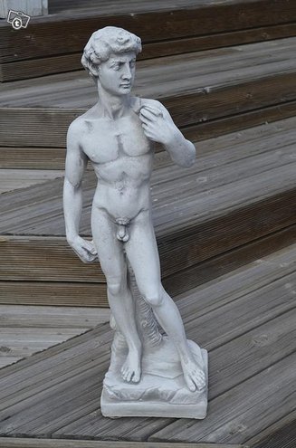 Miespatsas David, betonipatsas, kuvattu edestä