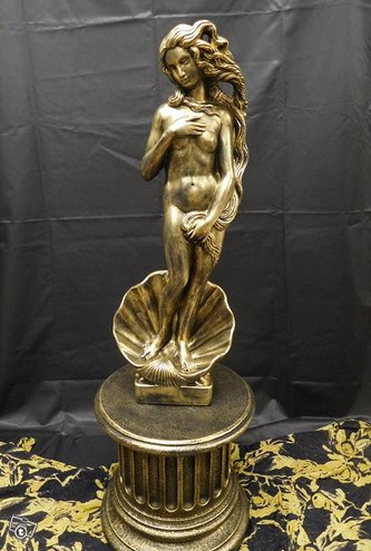Venus patsas, kaunis nainen pitkällä tukalla