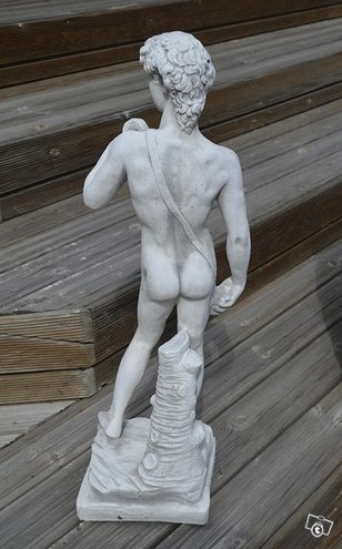 Miespatsas David, betonipatsas, kuvattu takaapäin