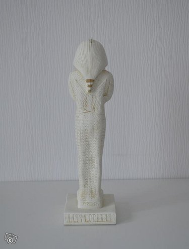 Naispatsas, Osiris patsas, valkokulta, kuvattu takaapäin