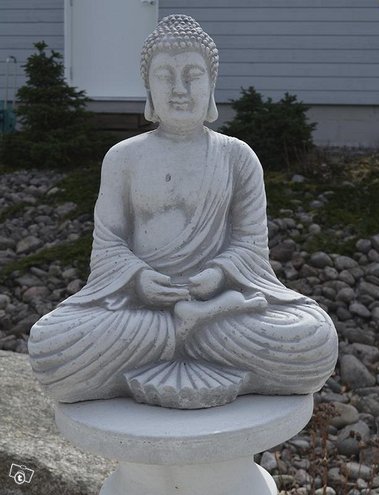 Buddhapatsas, betonia jalustalla