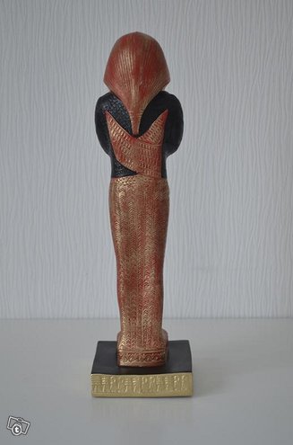 Naispatsas, Osiris, kuvattu takaa