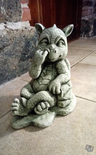 Baby Dragon patsas, betonipatsas, istuu jalustalla