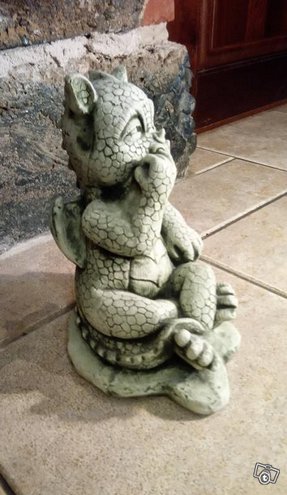 Baby Dragon patsas, betonipatsas, kuvattu sivulta