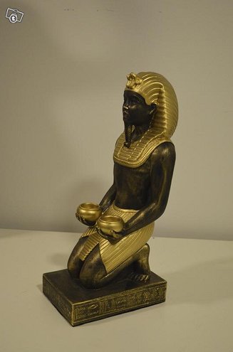 Faarao patsas, kupit kädessä