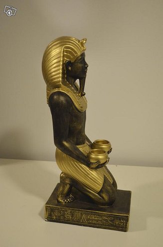 Faarao patsas, polvistunut