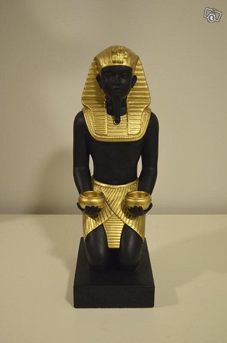 Faarao patsas, mustakultainen, polvistunut, kuvattu etusuunnasta