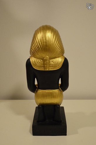 Faarao patsas, mustakultainen, kuvattu takaapäin