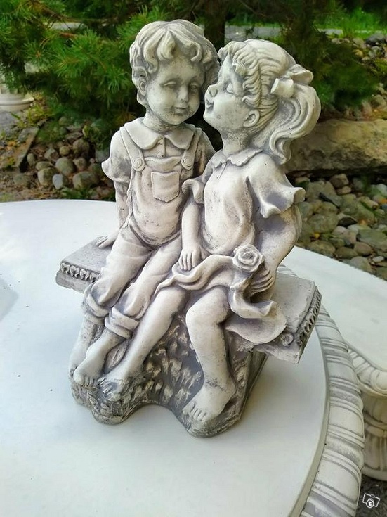 Tyttö ja poika betonipatsas, kuvattu edestä