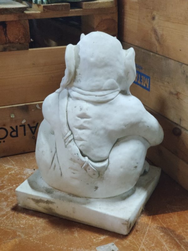 Gargoyle patsas, valkoinen, kuvattu takaapäin