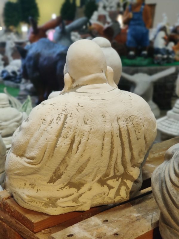 Buddhapatsas, valkoinen, kuvattu takaapäin