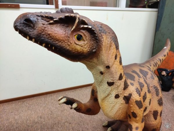 Dinosauruspatsas, Katjagosaurus, kuvattu oikealta