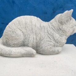 Makaava kissa betonipatsas pihalla 1