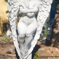 Istuva enkeli harmaa betoniveistos puutarhassa 1