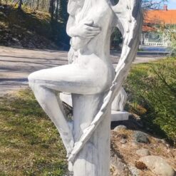 Istuva enkeli harmaa betoniveistos puutarhassa 3