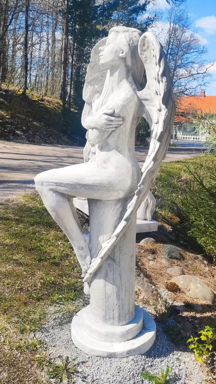 Istuva enkeli harmaa betoniveistos puutarhassa 3