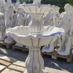 Betoninen suihkulähde puutarhaan pihaympäristössä