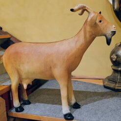 ruskea vuohi patsas sisustuksessa portaiden vieressä 1