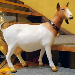 ruskeapäinen vuohi patsas sisustuksessa portaiden vieressä 1